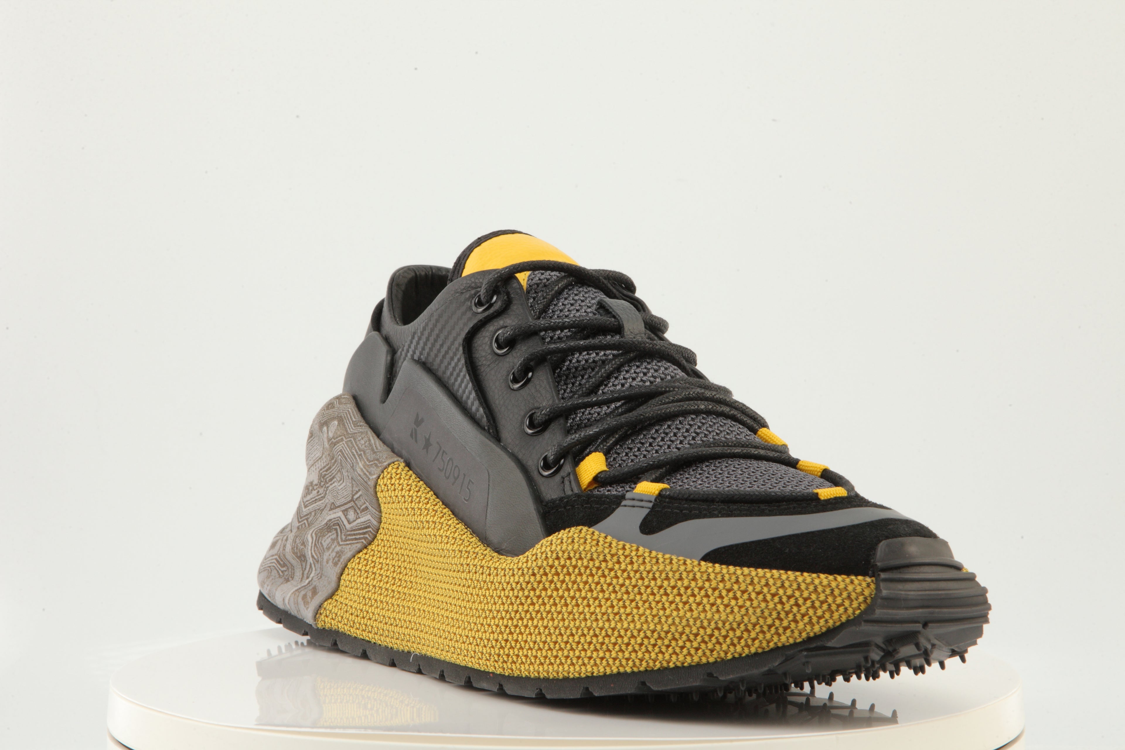 URBAN TECH KNIT // MEN’S SIGNATURE Where high-tech engineering meets street attitude.