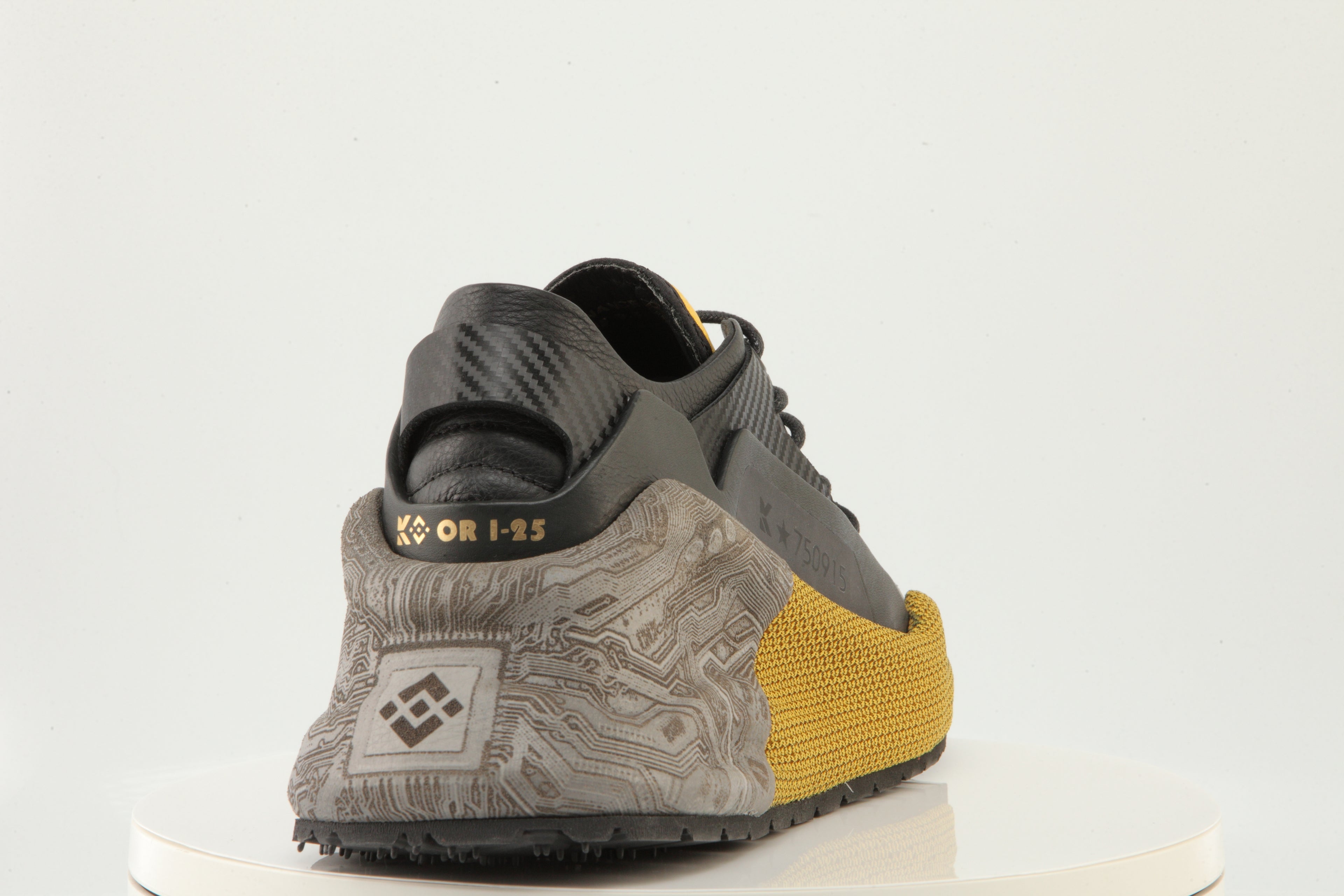 URBAN TECH KNIT // MEN’S SIGNATURE Where high-tech engineering meets street attitude.