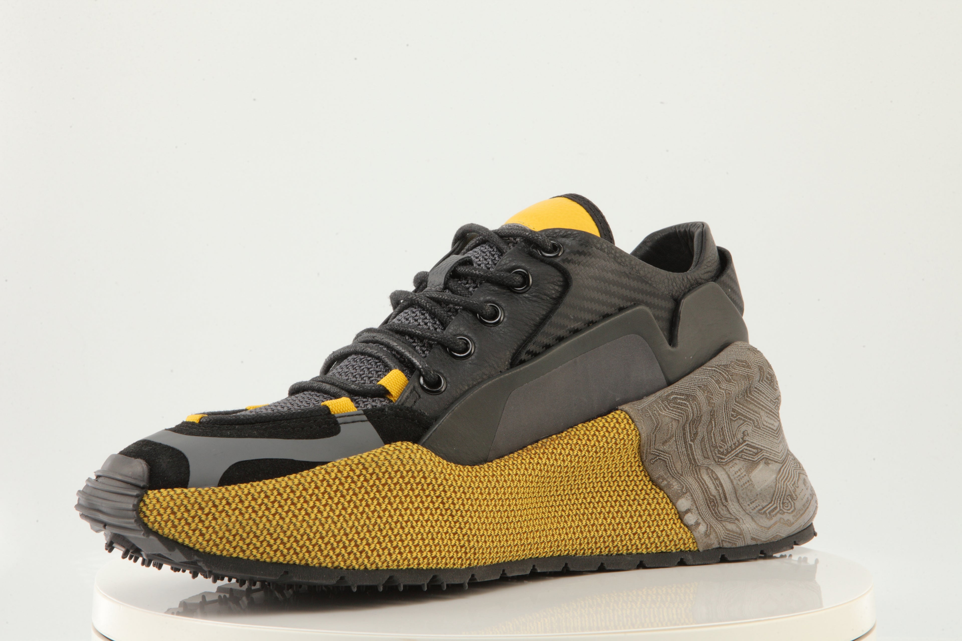 URBAN TECH KNIT // MEN’S SIGNATURE Where high-tech engineering meets street attitude.