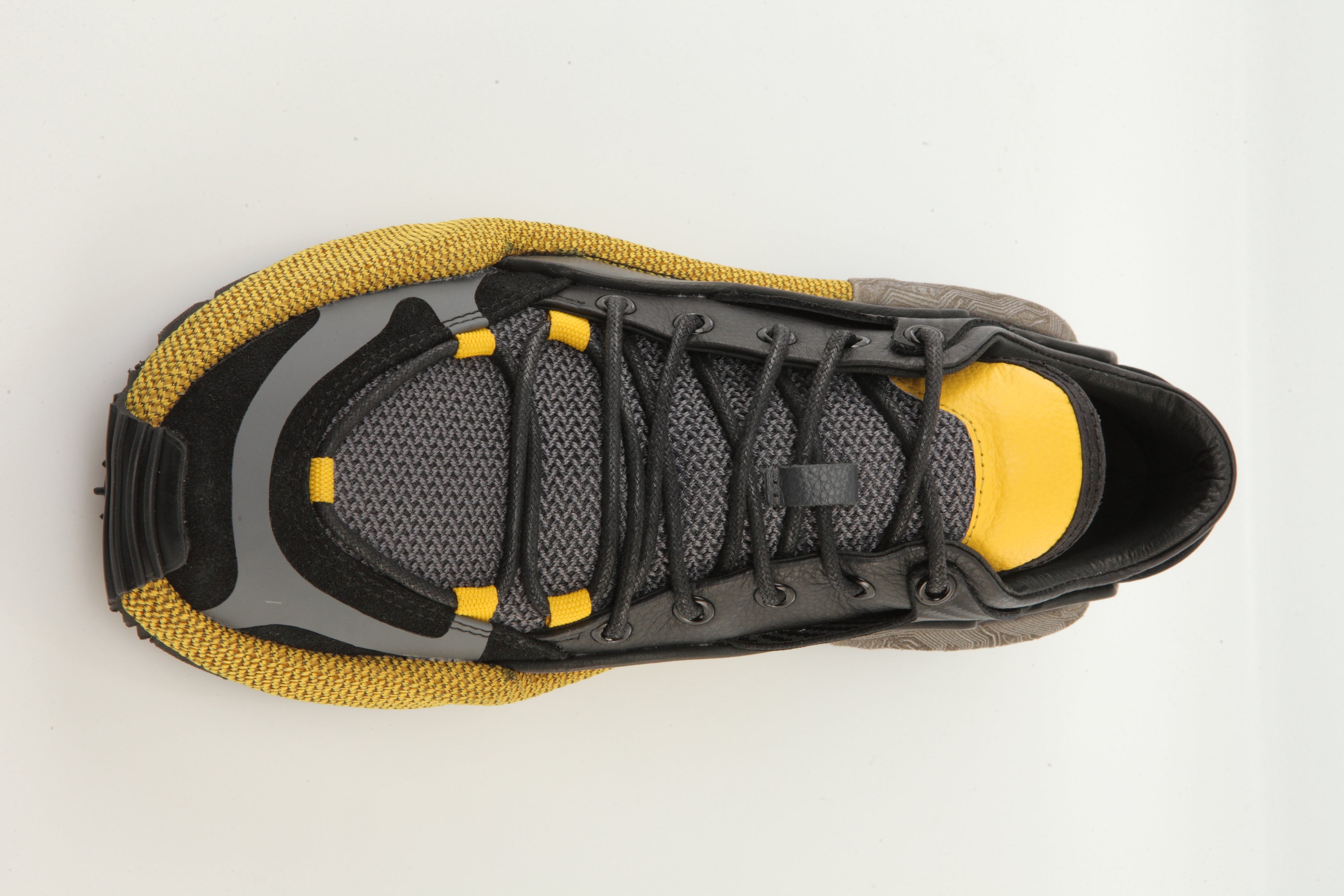 URBAN TECH KNIT // MEN’S SIGNATURE Where high-tech engineering meets street attitude.