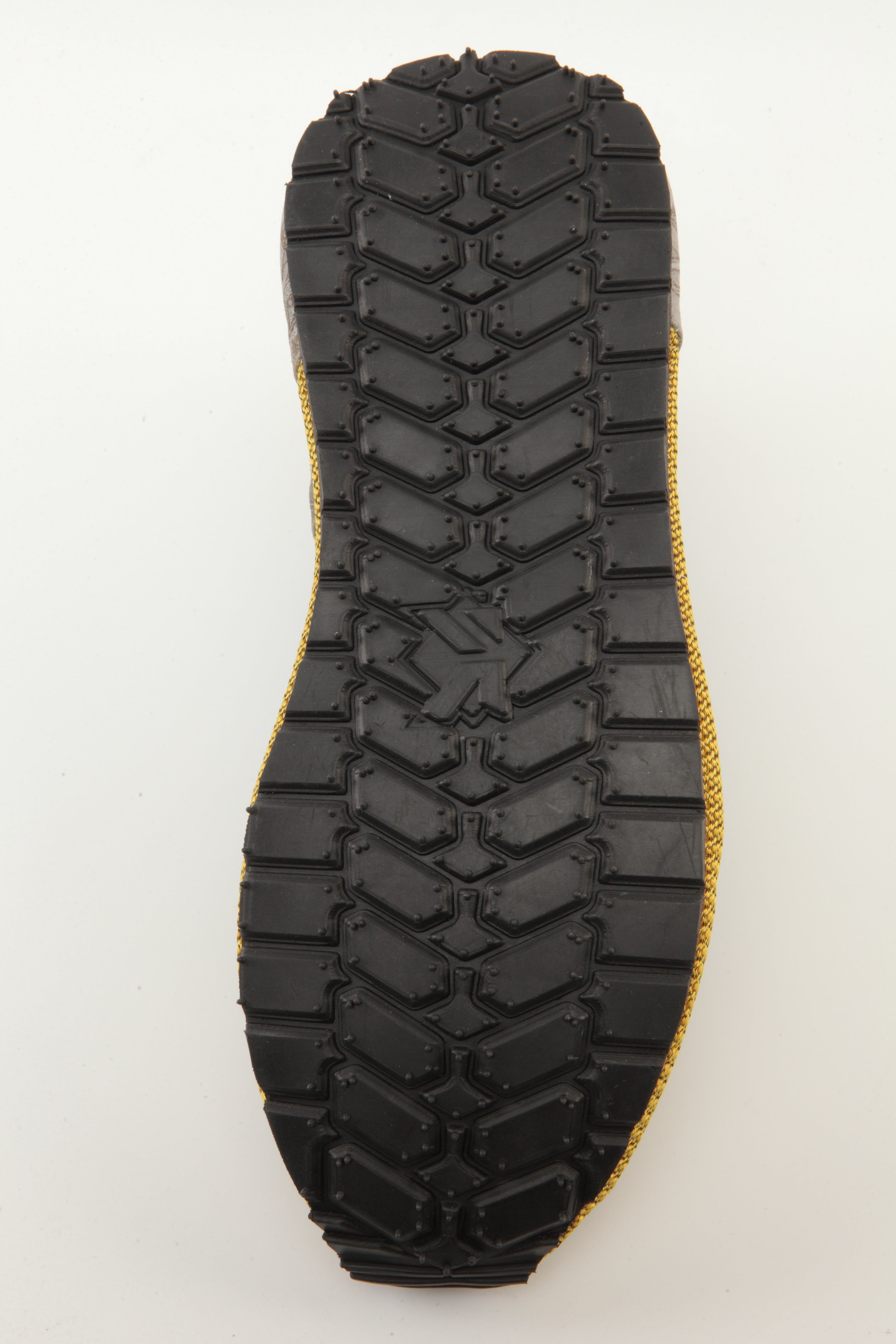 URBAN TECH KNIT // MEN’S SIGNATURE Where high-tech engineering meets street attitude.