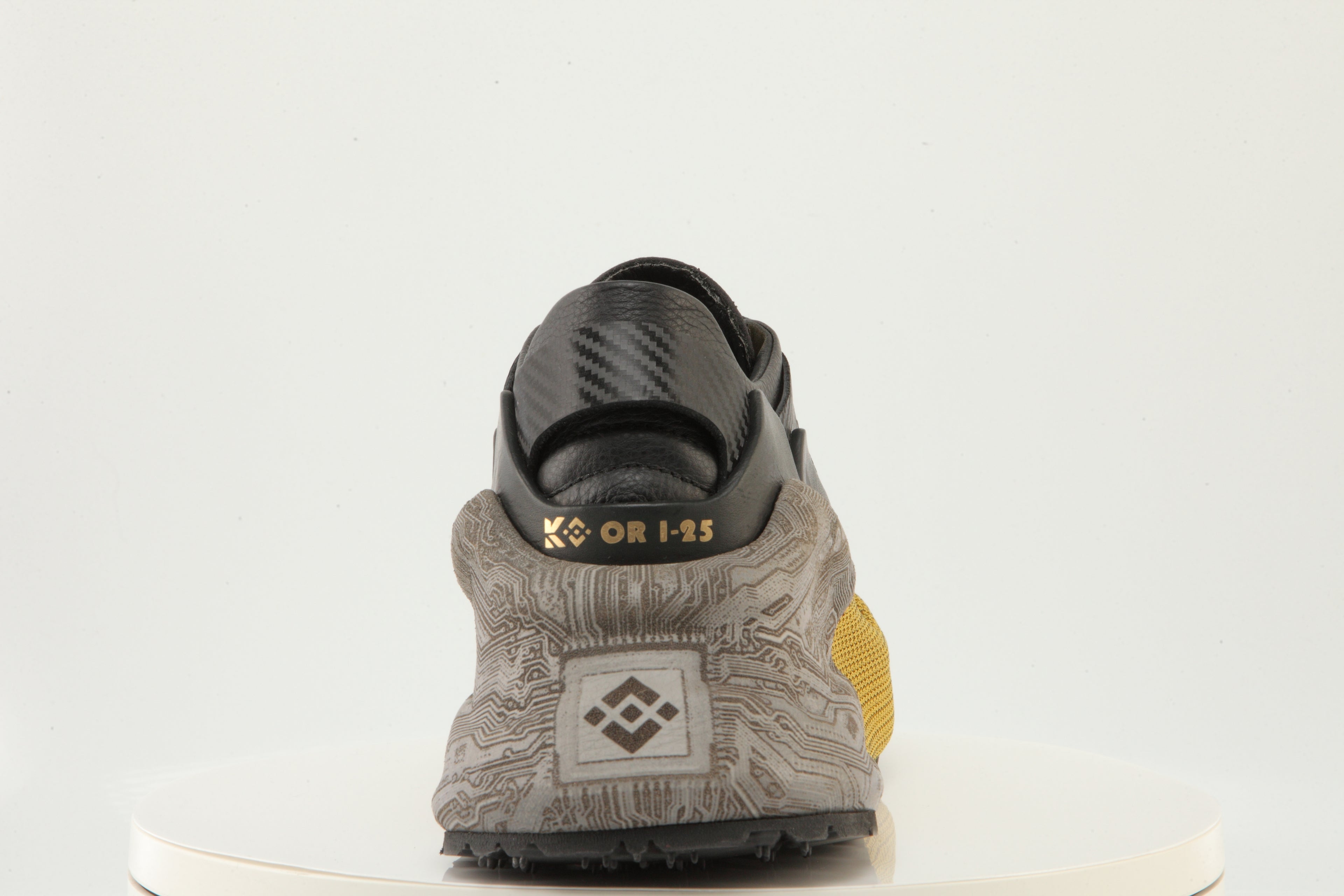 URBAN TECH KNIT // MEN’S SIGNATURE Where high-tech engineering meets street attitude.