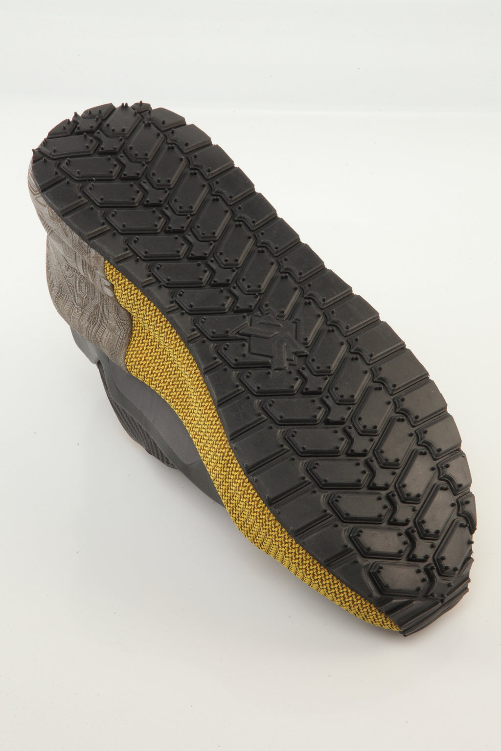 URBAN TECH KNIT // MEN’S SIGNATURE Where high-tech engineering meets street attitude.