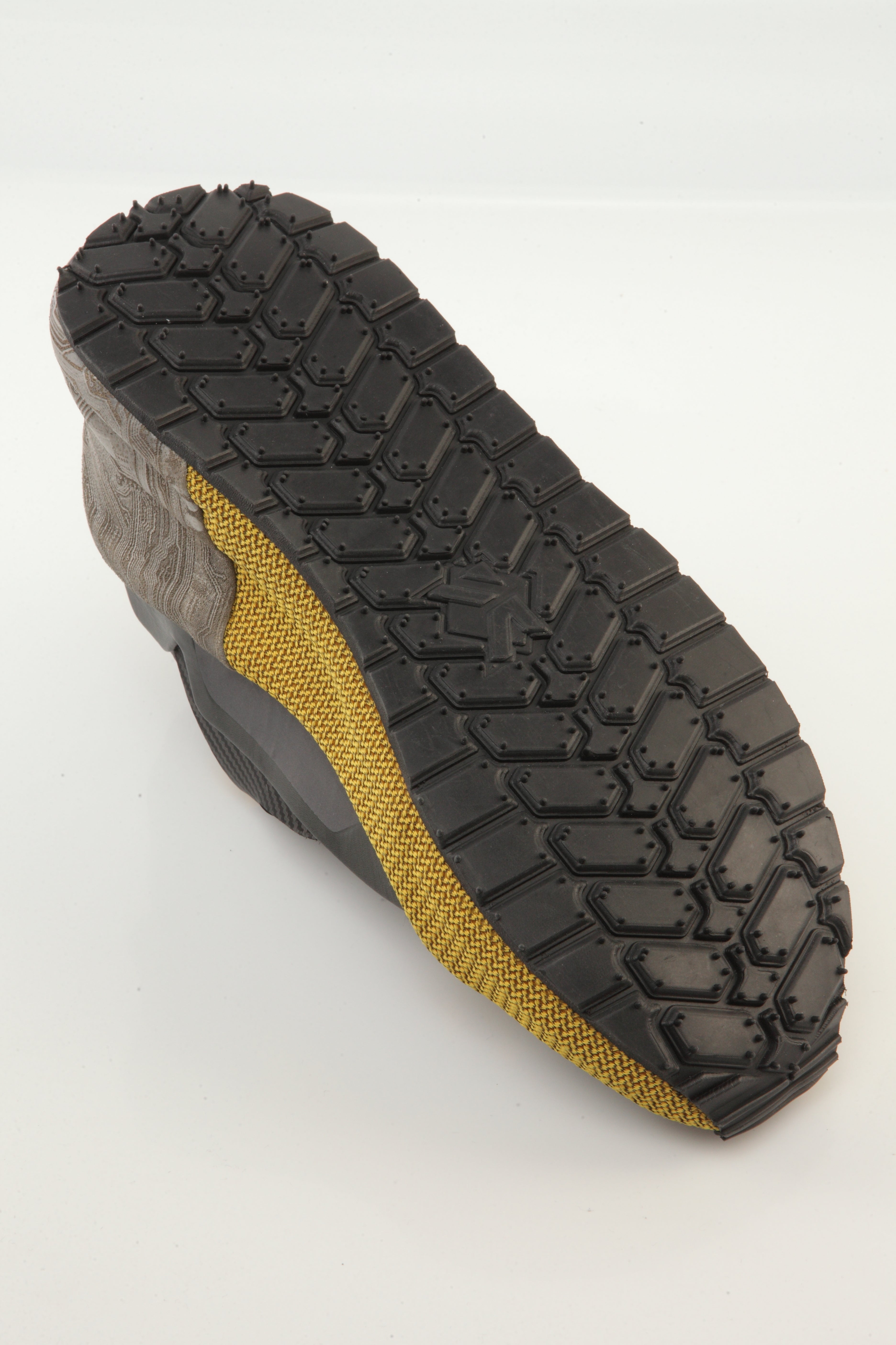 URBAN TECH KNIT // MEN’S SIGNATURE Where high-tech engineering meets street attitude.