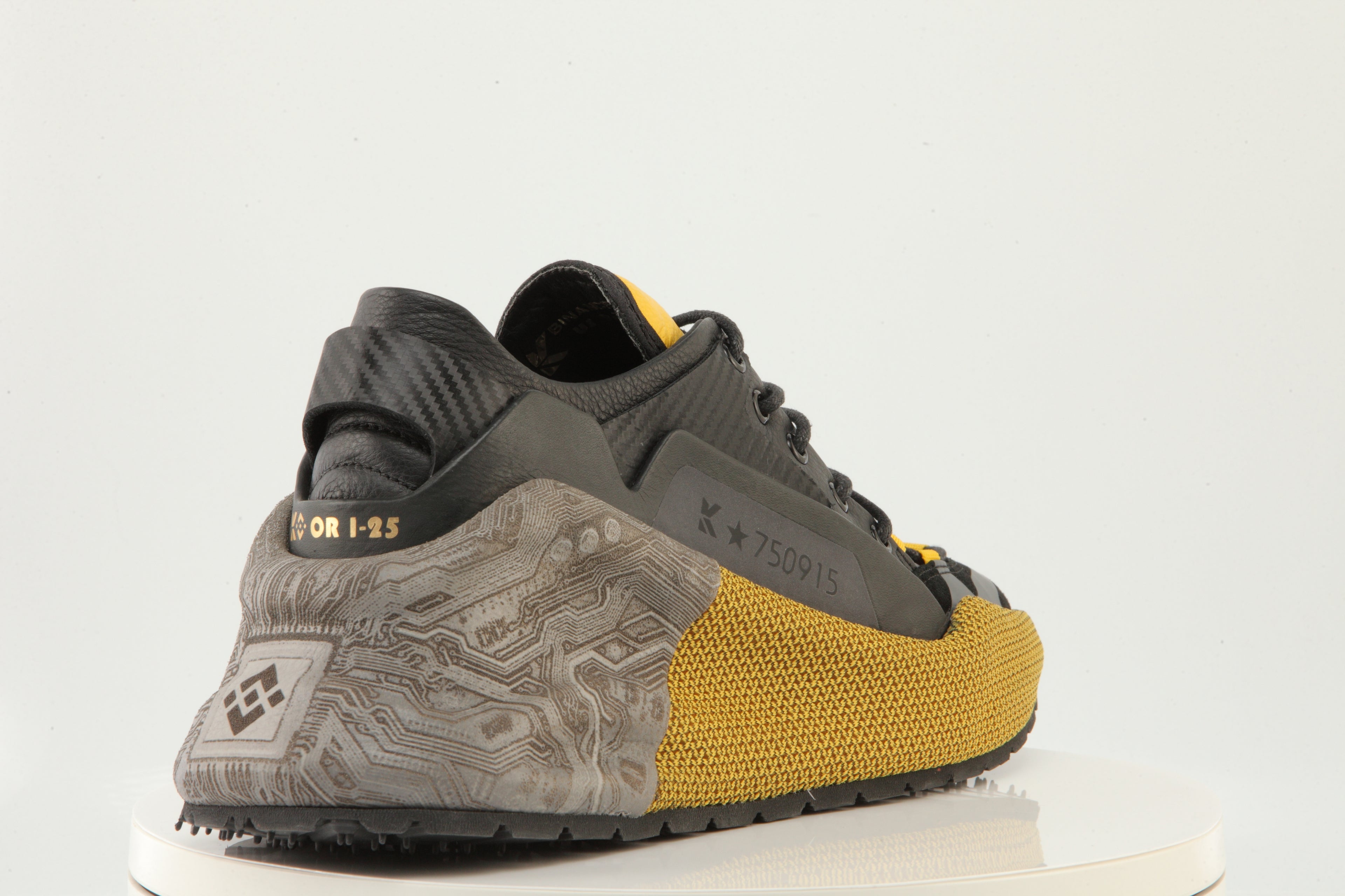 URBAN TECH KNIT // MEN’S SIGNATURE Where high-tech engineering meets street attitude.