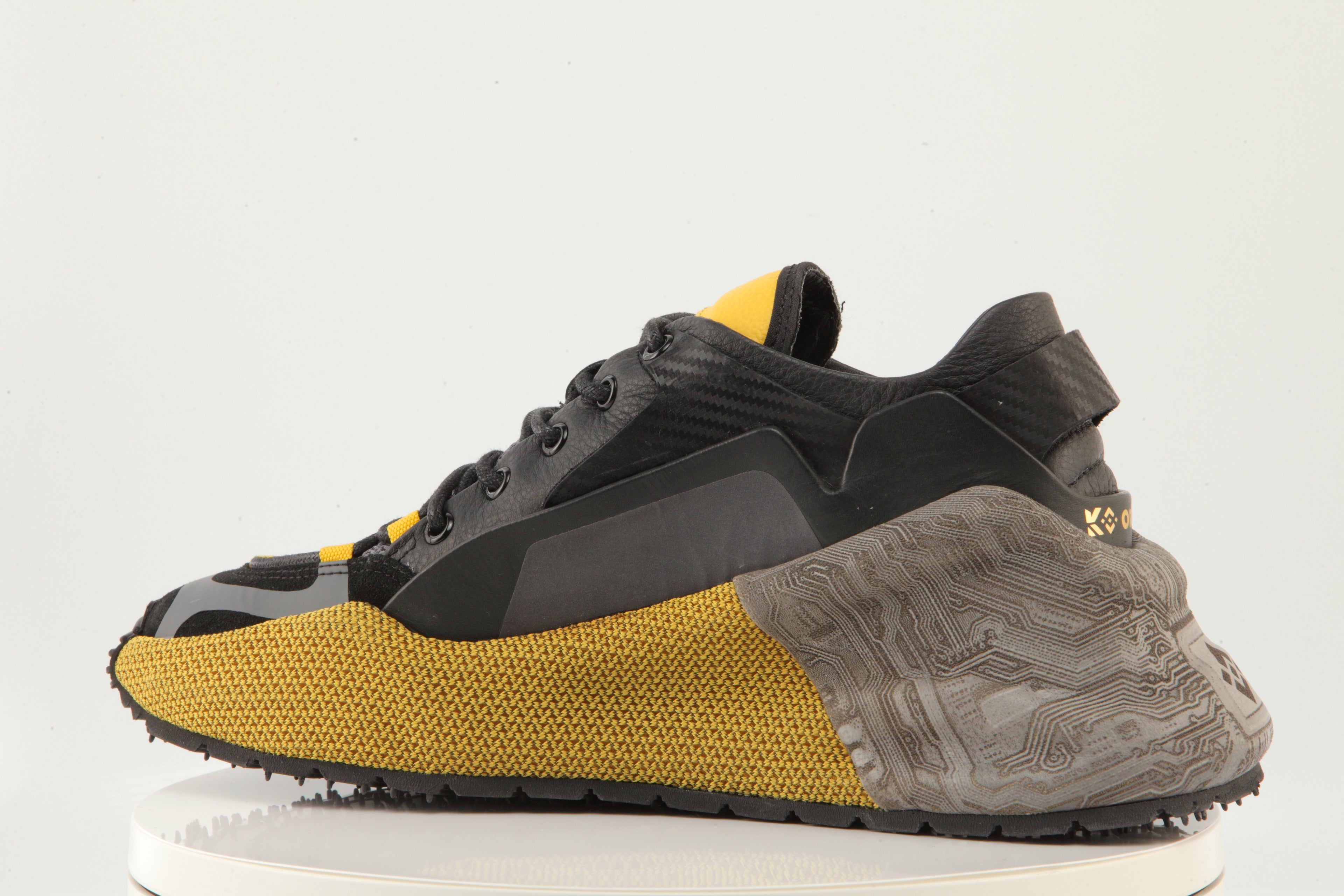 URBAN TECH KNIT // MEN’S SIGNATURE Where high-tech engineering meets street attitude.