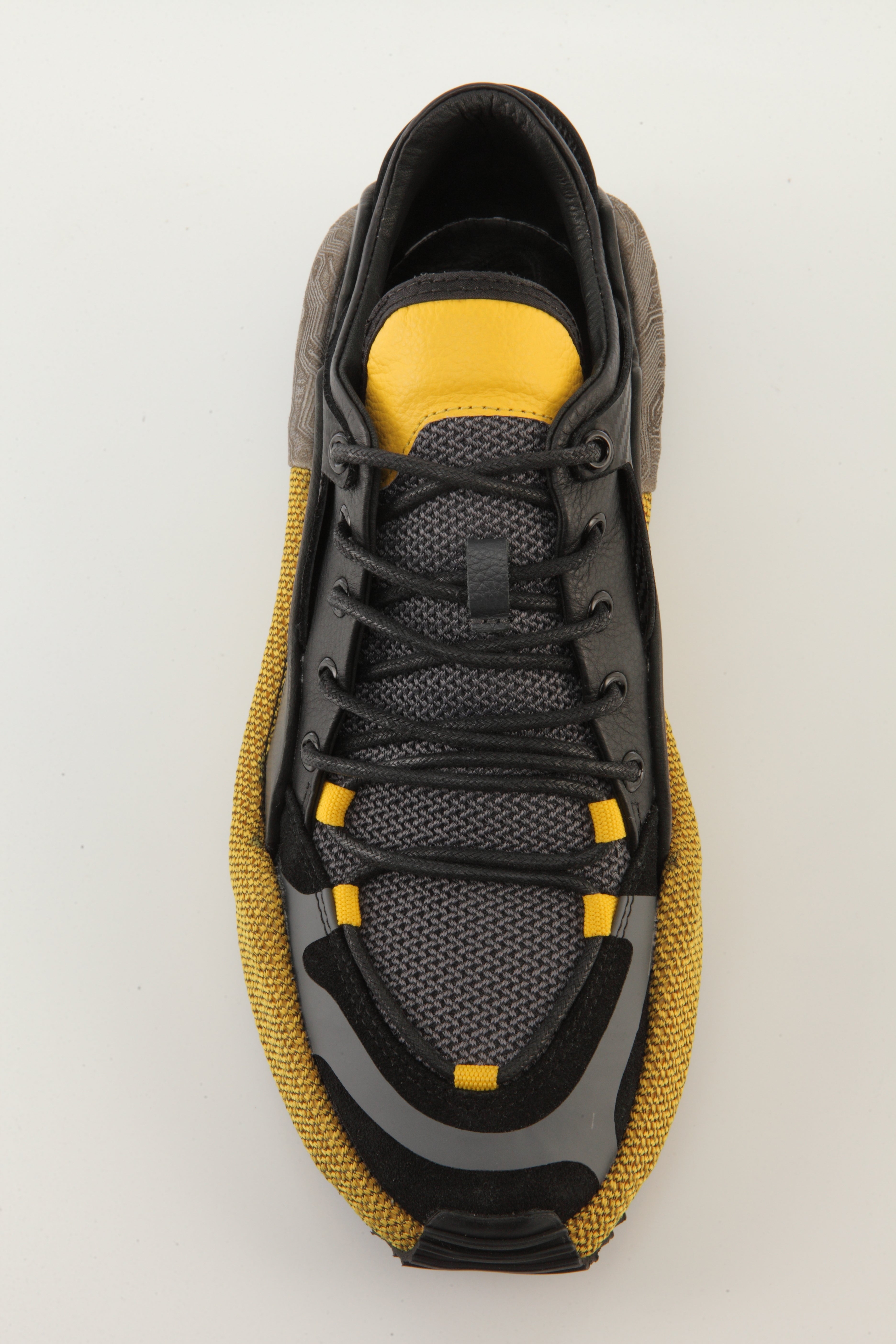 URBAN TECH KNIT // MEN’S SIGNATURE Where high-tech engineering meets street attitude.