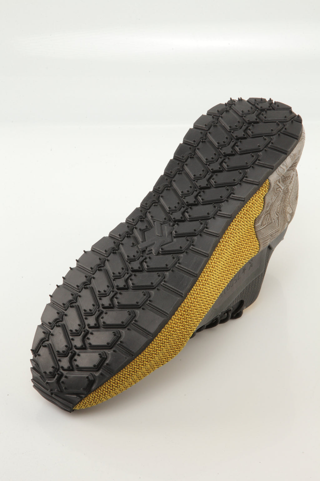 URBAN TECH KNIT // MEN’S SIGNATURE Where high-tech engineering meets street attitude.