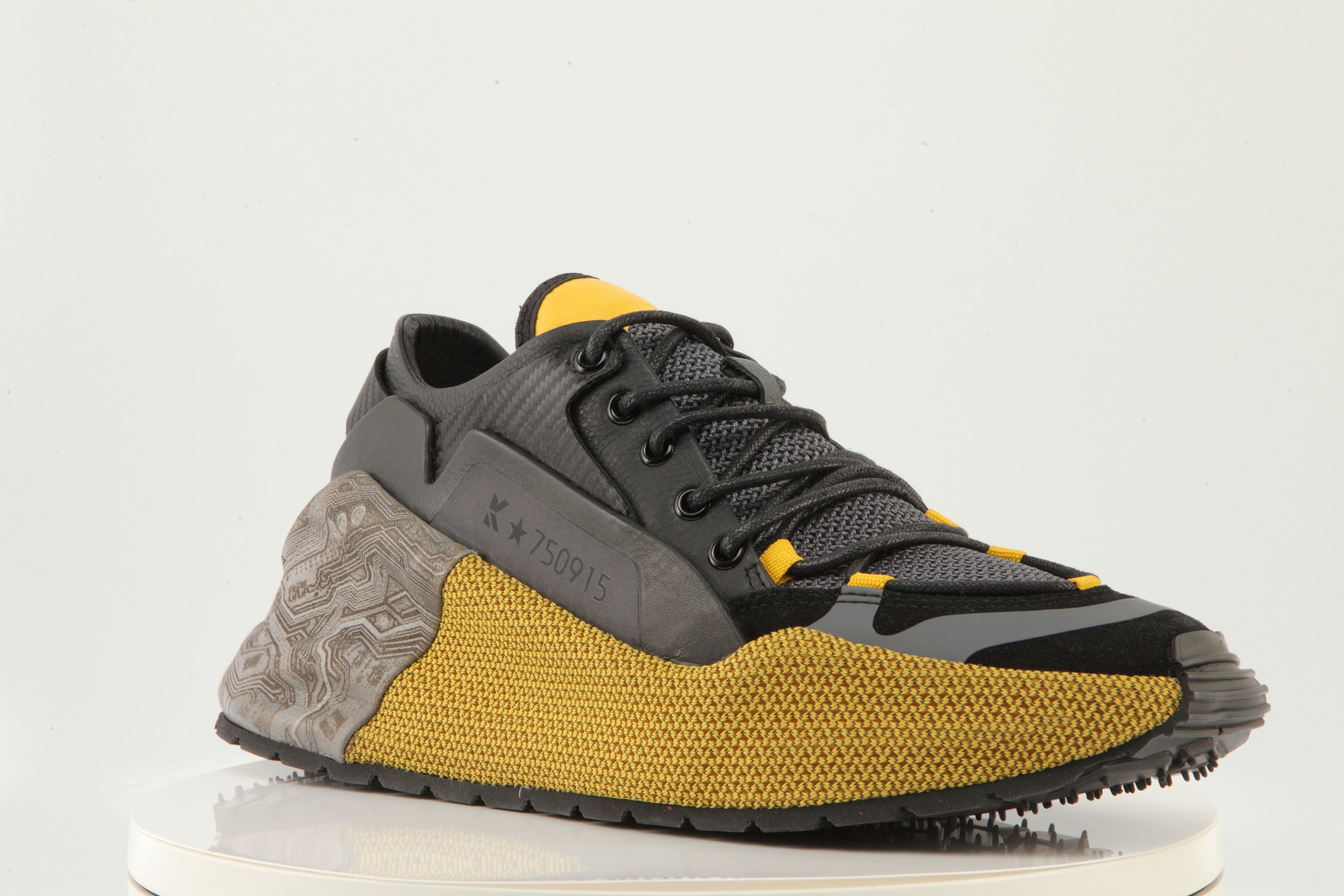 URBAN TECH KNIT // MEN’S SIGNATURE Where high-tech engineering meets street attitude.